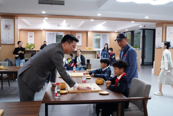 與圍棋少年進(jìn)行對(duì)弈。主辦方供圖