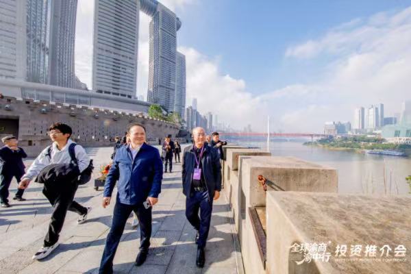 渝商代表前往朝天門、來福士考察。主辦方供圖