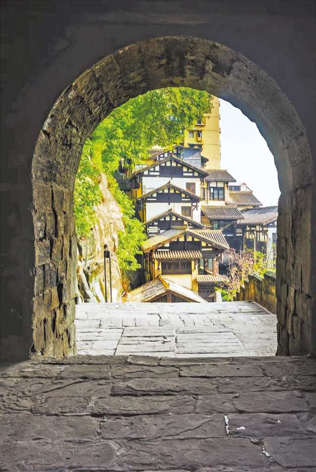 修繕后的東水門與東水門商業(yè)街融為一體。記者 左黎韻 攝\視覺重慶