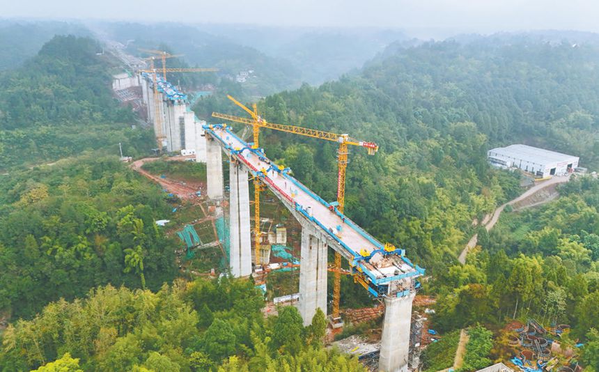 11月4日，成渝中線高鐵重慶段的全線控制性工程——一碗水雙線特大橋連續(xù)梁順利合龍。（受訪單位供圖）