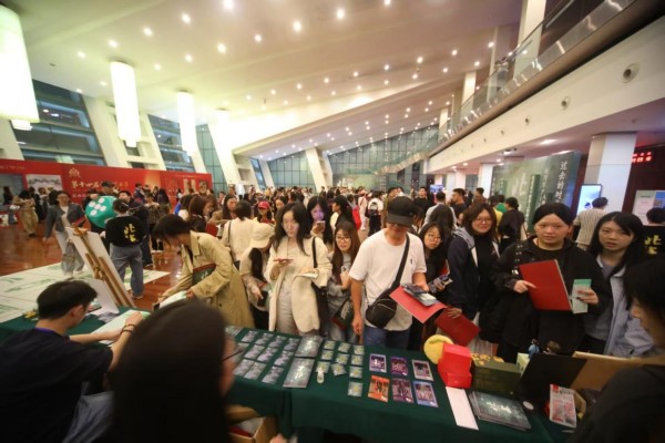 觀眾走進(jìn)重慶大劇院，共享藝術(shù)節(jié)文化盛宴。重慶文旅集團(tuán)供圖