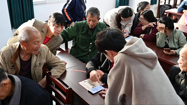 志愿者手把手教老人們使用AI。秦榛攝