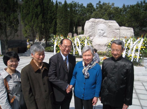 劉添財(cái)與朱楓烈士后人合影。受訪者供圖