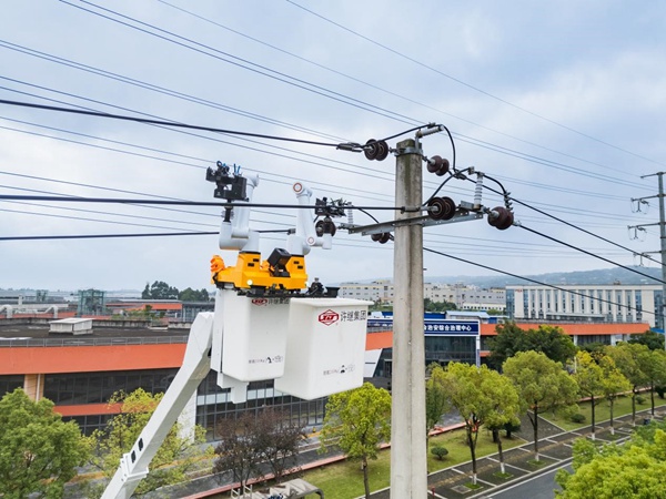 帶電作業(yè)機(jī)器人開展線路檢修工作。國(guó)網(wǎng)重慶永川供電公司供圖