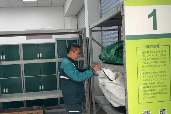 青年鎮(zhèn)寄遞物流共配中心郵政工作人員清點(diǎn)所需配送貨物。渝運(yùn)集團(tuán)萬盛分公司供圖