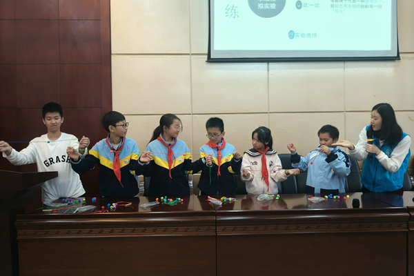 現(xiàn)場小實驗。北碚區(qū)華光小學(xué)供圖