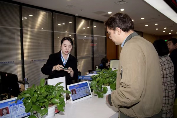 Ihsan Ullah（安森）領(lǐng)取“聚英卡”。重慶市人力社保局供圖