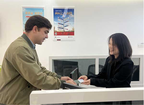 辦理外籍人才社保卡。中國銀行重慶市分行供圖
