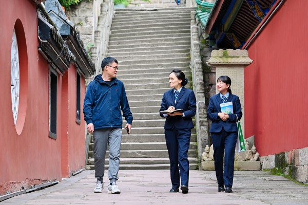 在豐都名山風(fēng)景區(qū)，郵儲(chǔ)銀行豐都支行工作人員與重慶豐都文旅集團(tuán)副總經(jīng)理傅馬交流，了解文旅升級(jí)背后的資金保障實(shí)踐。郵儲(chǔ)銀行重慶分行供圖