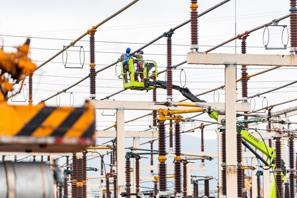 220千伏郵亭變電站集中檢修現(xiàn)場(chǎng)。國(guó)網(wǎng)重慶永川供電公司供圖