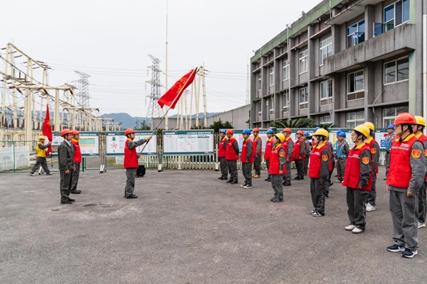 突擊隊(duì)授旗儀式。國(guó)網(wǎng)重慶永川供電公司供圖