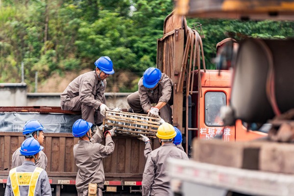 電力人員安裝、調(diào)試設(shè)備。國(guó)網(wǎng)重慶永川供電公司供圖