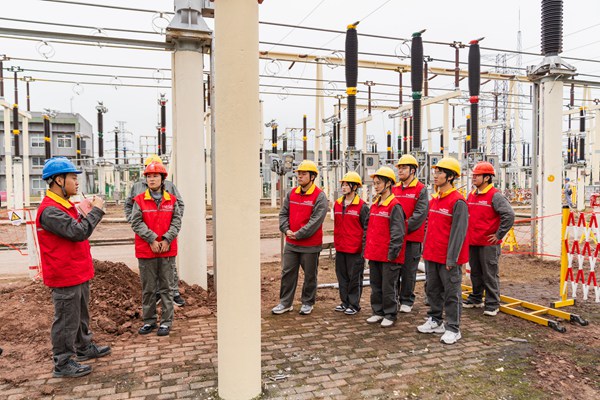 技術(shù)專家現(xiàn)場(chǎng)授課。國(guó)網(wǎng)重慶永川供電公司供圖