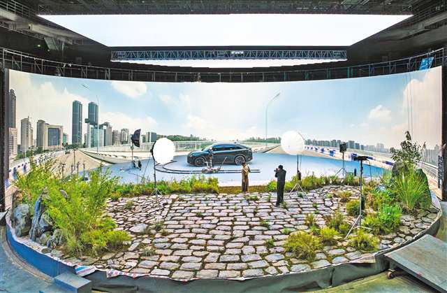 10月15日，永川科技片場1號影棚，某新能源汽車廣告拍攝現(xiàn)場。記者 李雨恒 攝/視覺重慶