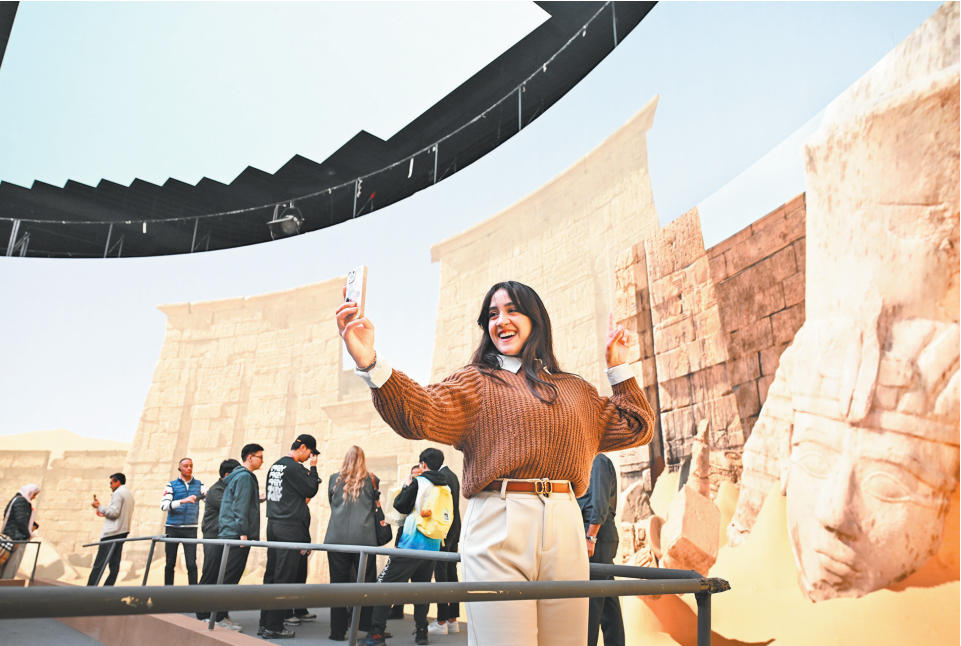 11月6日，西部科技影視城，中阿媒體采風(fēng)活動參訪團(tuán)嘉賓感受影視科技的魅力。記者 羅斌 攝/視覺重慶