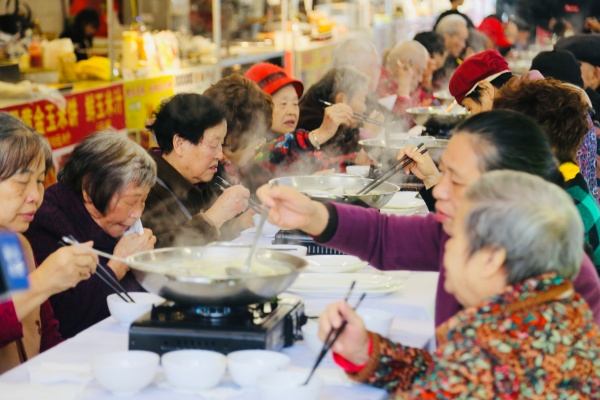 老人們在品嘗羊肉湯鍋。景區(qū)供圖