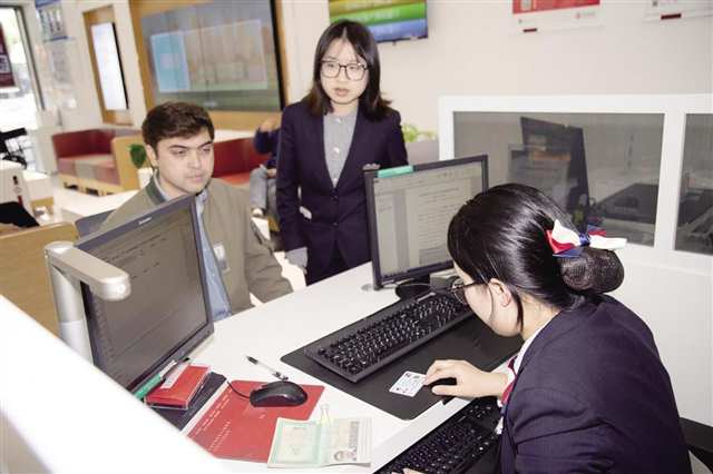 中國(guó)銀行重慶市分行為持卡外籍人士開(kāi)通社?？ǖ慕鹑诠δ?></p>
<p style=
