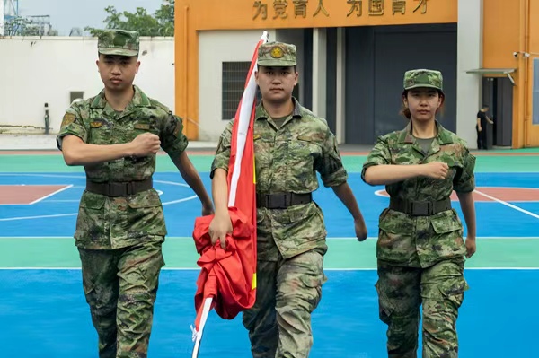 李圳嵐（中）參加2025年暑期“三下鄉(xiāng)”社會(huì)實(shí)踐活動(dòng)。重慶理工大學(xué)供圖