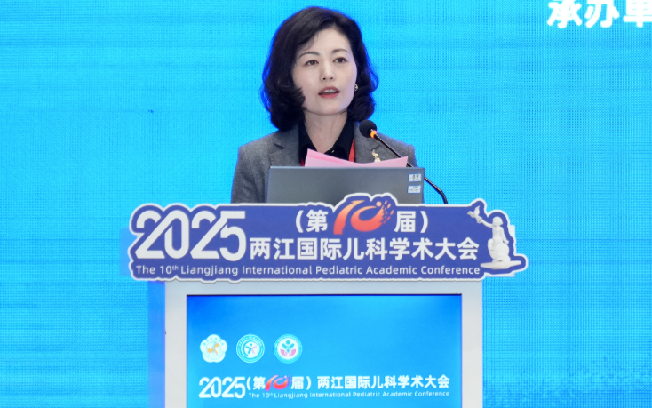 重慶醫(yī)科大學(xué)附屬兒童醫(yī)院黨委副書記劉湘致辭。重慶醫(yī)科大學(xué)附屬兒童醫(yī)院供圖