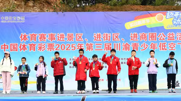 比賽吸引了青少年低空飛行愛好者們展開角逐。鄭華權(quán)攝