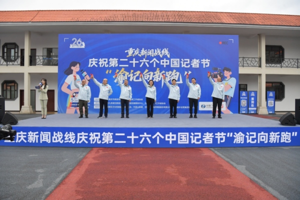 鳴槍起跑。曹鳴鷗攝