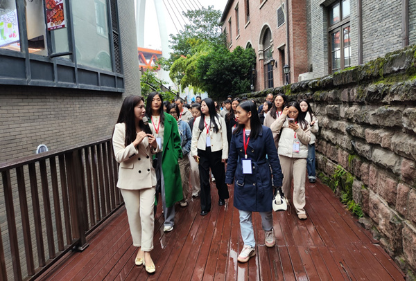 學(xué)員在下浩社區(qū)學(xué)習(xí)文旅融合志愿服務(wù)模式。主辦方供圖