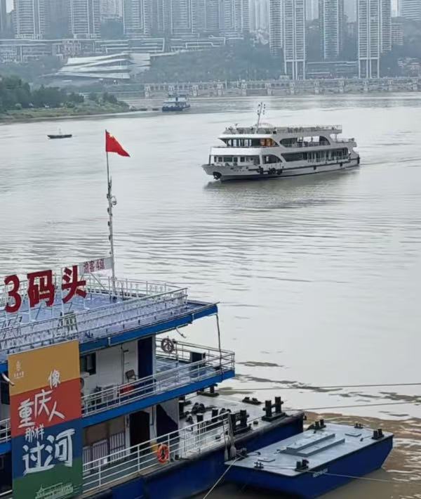 重慶兩江上的客輪。重慶市客輪公司供圖