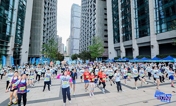 參賽選手在Keep專業(yè)教練的帶領(lǐng)下進(jìn)行熱身，凱德發(fā)展供圖