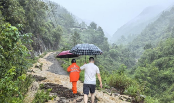 外郎鄉(xiāng)五峰村網(wǎng)格員排查防汛地災(zāi)點(diǎn)風(fēng)險(xiǎn)隱患。外郎鄉(xiāng)供圖