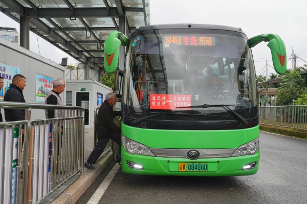 1月10日,乘客在兩江新區(qū)雙鳳橋樞紐站乘坐專線車輛前往北碚。秦廷富 攝
