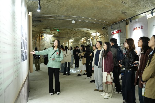 同學們在聽防空洞講解。彭湃攝