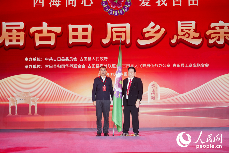 會旗交接環(huán)節(jié)。實習(xí)生 鄭舒塵攝