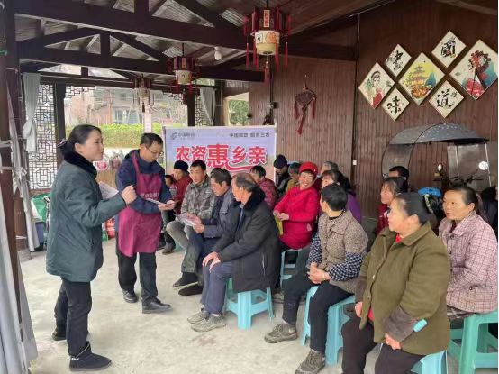 金融機(jī)構(gòu)進(jìn)村宣傳貨幣信貸政策。萬盛經(jīng)開區(qū)財(cái)政局供圖