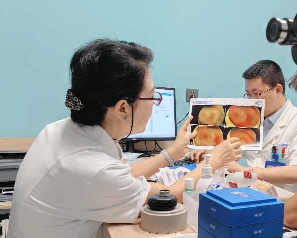 陳少軍為患者介紹眼底情況。重慶普瑞眼科醫(yī)院供圖