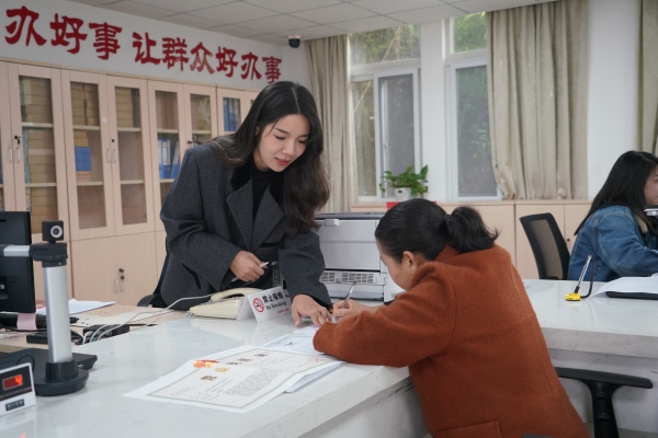 天險洞村民提交食品加工許可證材料。李嘉會 攝