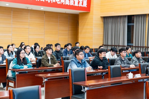 夜?，F(xiàn)場(chǎng)大家專心聽(tīng)講。國(guó)網(wǎng)重慶永川供電公司供圖