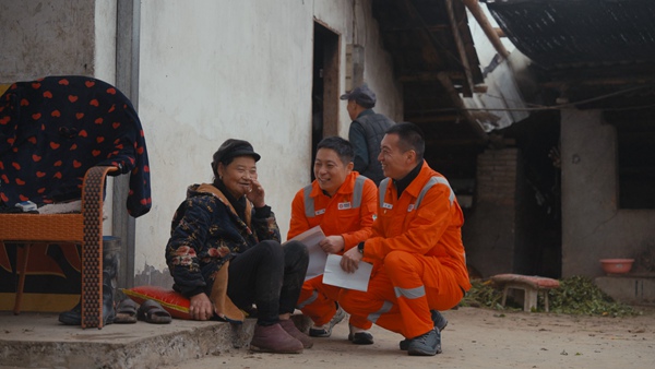 駐村工作隊走訪村民家，了解村情民情。國家管網(wǎng)集團(tuán)西南管道公司重慶輸油氣分公司供圖