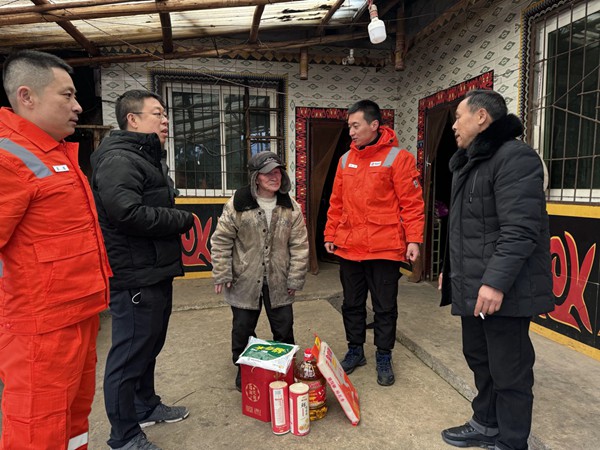 王倫（左一）、王山（右二）為村民送去幫扶物資。國家管網(wǎng)集團(tuán)西南管道公司重慶輸油氣分公司供圖