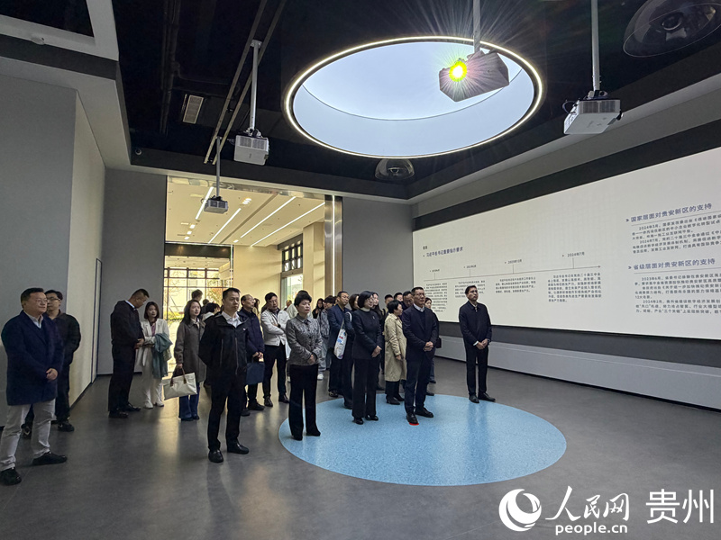 圖一：11月11日，考察團(tuán)實地調(diào)研貴安新區(qū)數(shù)據(jù)標(biāo)注產(chǎn)業(yè)情況及貴安光谷智算產(chǎn)業(yè)園。 貴州省大數(shù)據(jù)局供圖