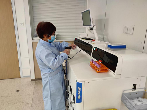 科室駐守標(biāo)本掃碼。招商積余重慶公司供圖