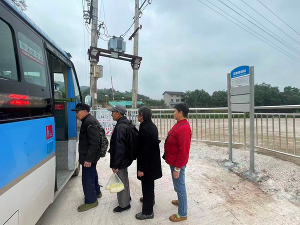 當(dāng)?shù)鼐用裨谛抡军c候車乘車。蘭宇攝