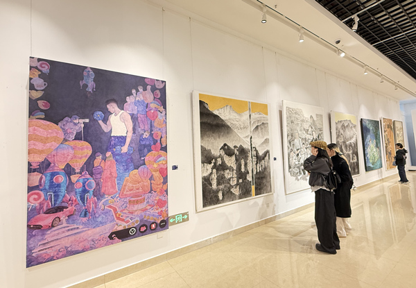 作品《點(diǎn)個(gè)關(guān)注》（左一）。晏紅霞攝