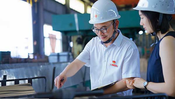 農(nóng)商行南川支行實地了解企業(yè)狀況。重慶市委金融辦供圖