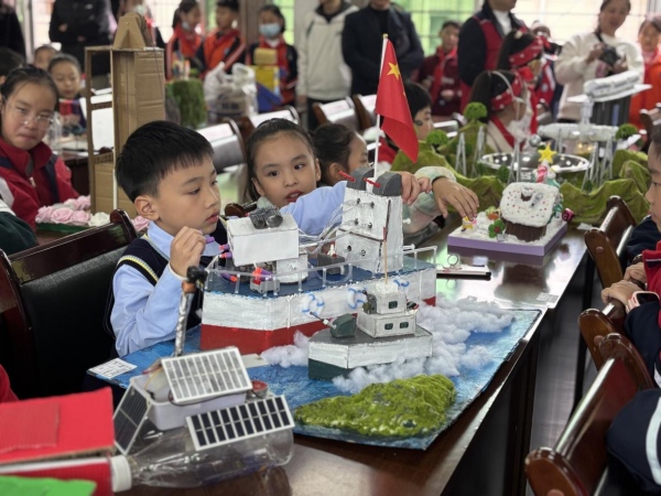科技小制作、小發(fā)明評選現(xiàn)場。玉屏實驗小學供圖