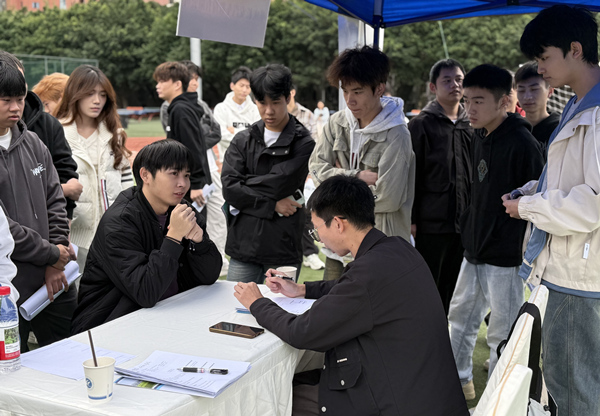 雙選會(huì)現(xiàn)場(chǎng)。晏紅霞攝