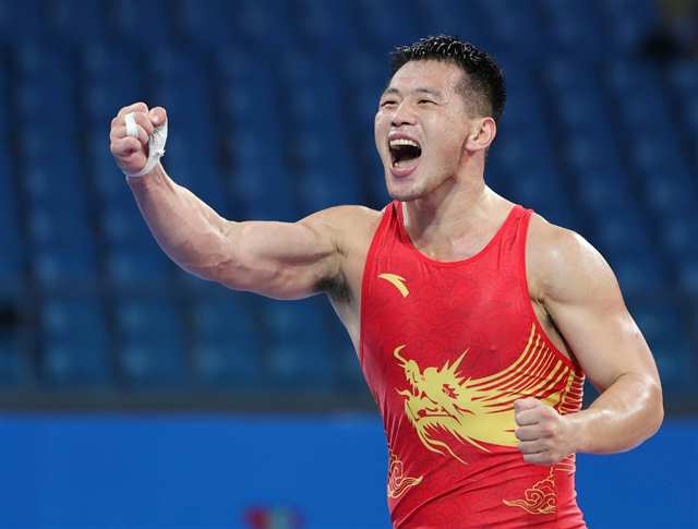 11月13日，重慶隊選手李一鳴在賽后慶祝奪冠。新華社記者 李然 攝