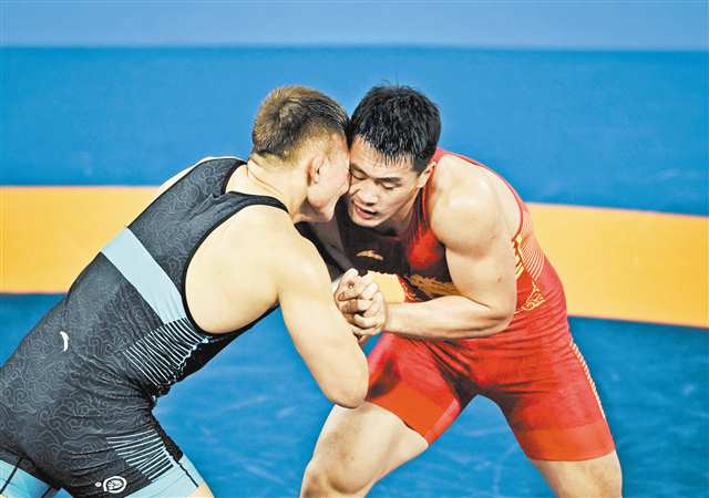 十一月十三日，廣東清遠體育中心體育館，摔跤男子古典式九十七公斤級決賽現(xiàn)場，重慶運動員李一鳴（紅）正在比賽中。首席記者 龍帆 攝\視覺重慶