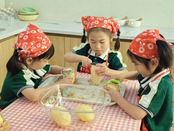 美食制作分享會上小朋友們變身小廚師。巫峽幼兒園供圖