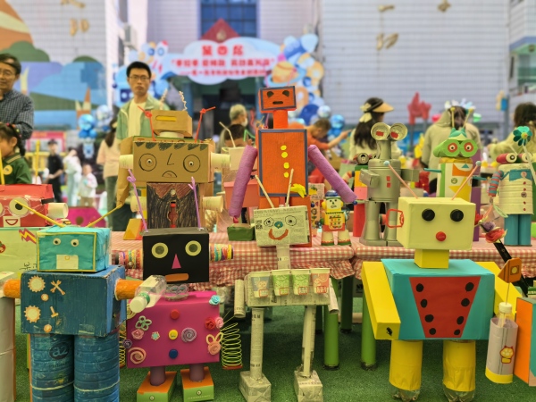 創(chuàng)意工坊中孩子們廢物利用做手工藝品。巫峽幼兒園供圖