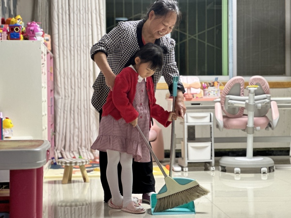 勞動教育融入日常生活。巫峽幼兒園供圖